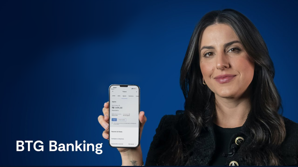 foto de atriz segurando a tela do celular em publi do btg pactual