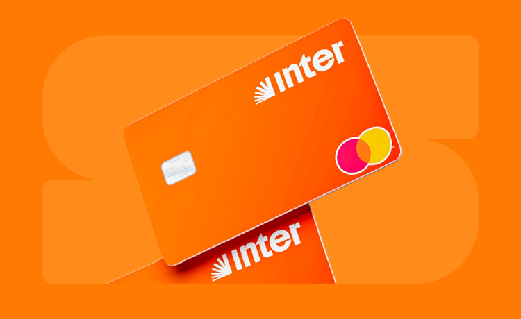 cartão de crédito inter gold  sob fundo laranja