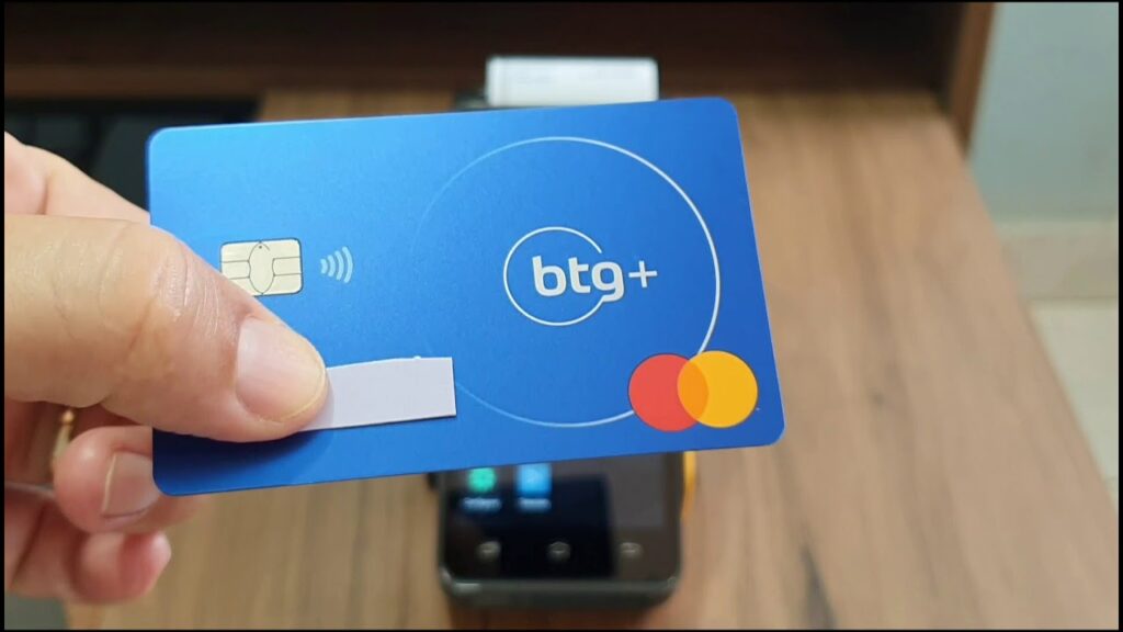 mão segurando o cartão gold do btg pactual